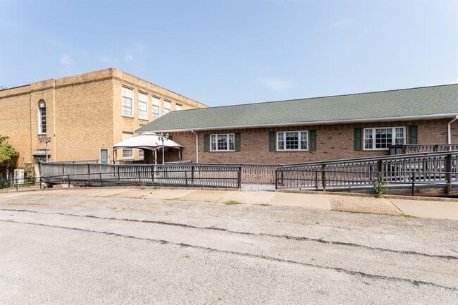 Building Photo - 300 Union St