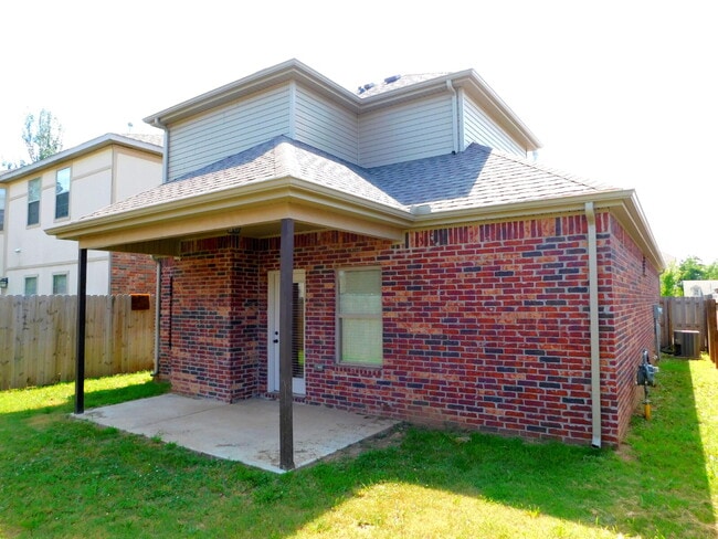 Foto del edificio - Gorgeous! Near Washington Regional and the Bike Trail! To schedule your own showing, 479-341-6744.