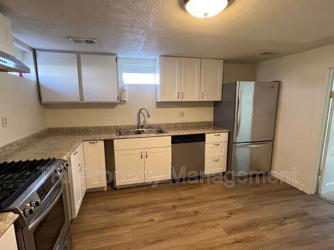 Building Photo - 327 S 2nd St