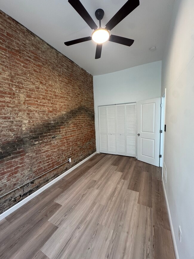 Building Photo - 839 S Jackson St