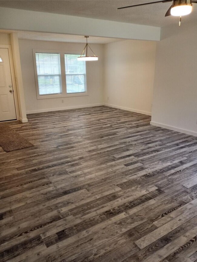 Building Photo - Fully Remodeled 3 Bed / 2 Bath Home with 2...