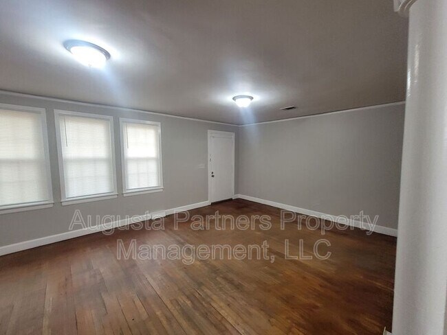 Foto del edificio - 295 Milledge Rd