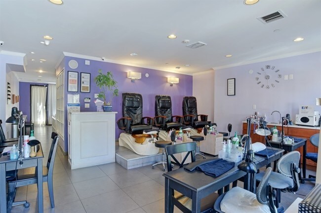 Frente de la Sección de tiendas de venta al por menor de espacio - 452 Lafayette Ave