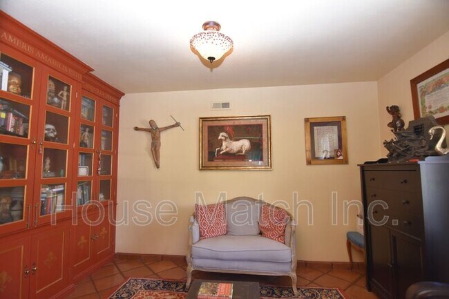 Building Photo - 10473 El Comal Dr