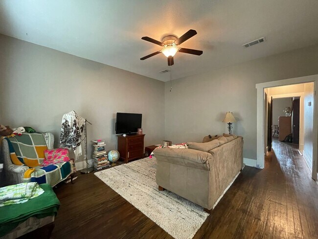 Foto del edificio - PRE-LEASING CHARMING 2/1 DUPLEX AUGUST MOVE IN!