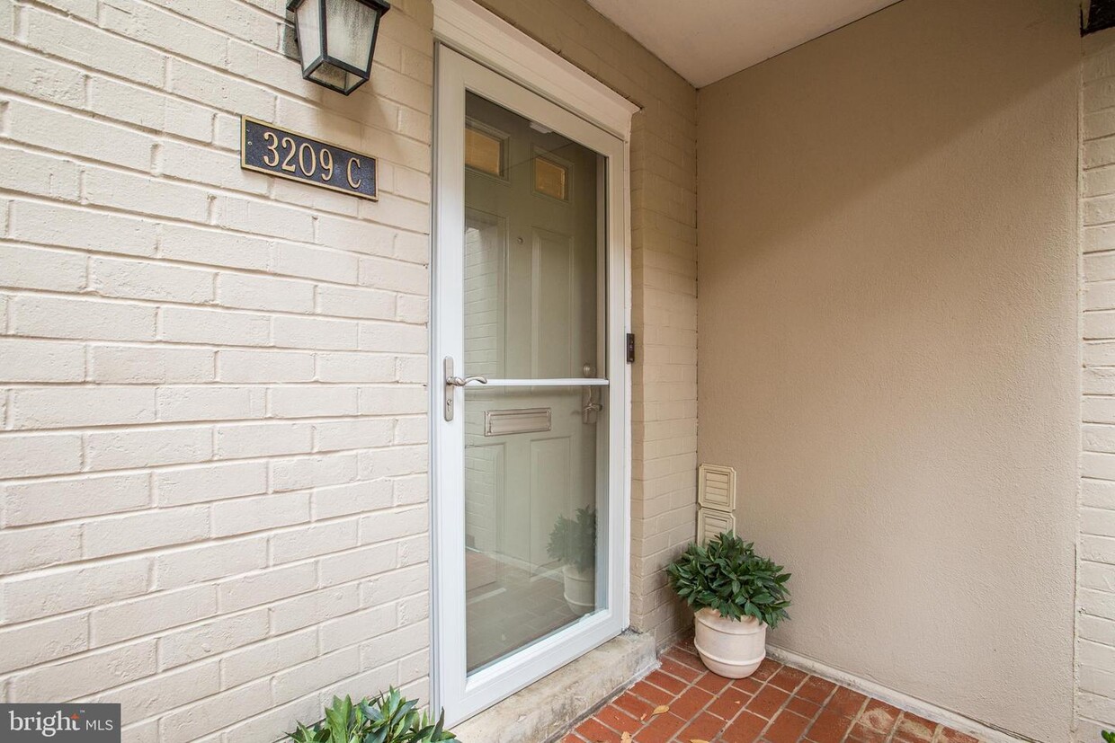 Primary Photo - 3209 Sutton Pl NW