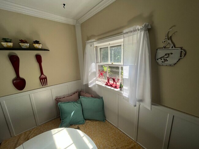 Sunny Breakfast Nook - 1016 Lakeview Dr