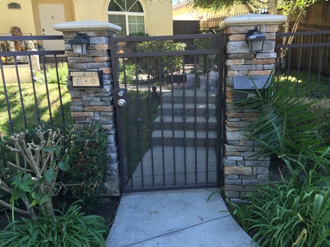 Building Photo - 14320 Hortense St