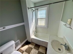 Building Photo - 106 Bishop St