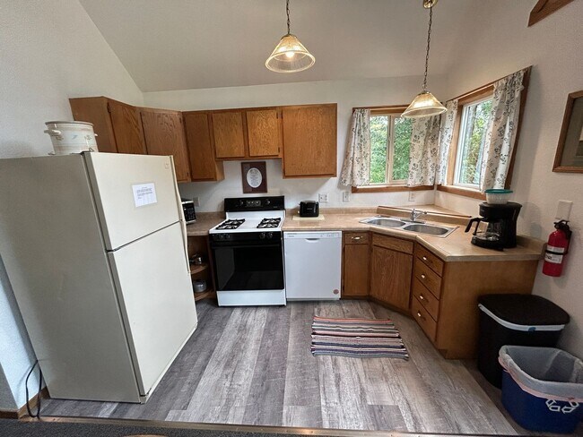 Building Photo - 4 Bed, 2 Bath Year Round Cabin available! ...