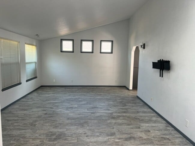 Building Photo - Move-In Ready! 3 Bedroom Home with Large Fenced Yard