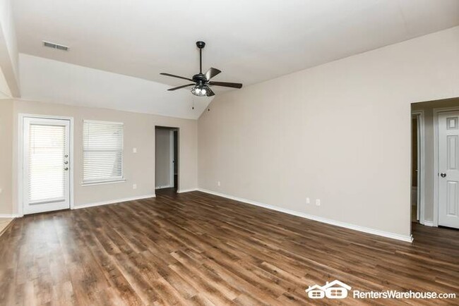 Building Photo - Newly renovated spacious 3 bed/2 bath, wit...