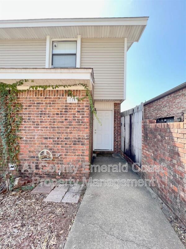 Building Photo - 714 Legion Dr