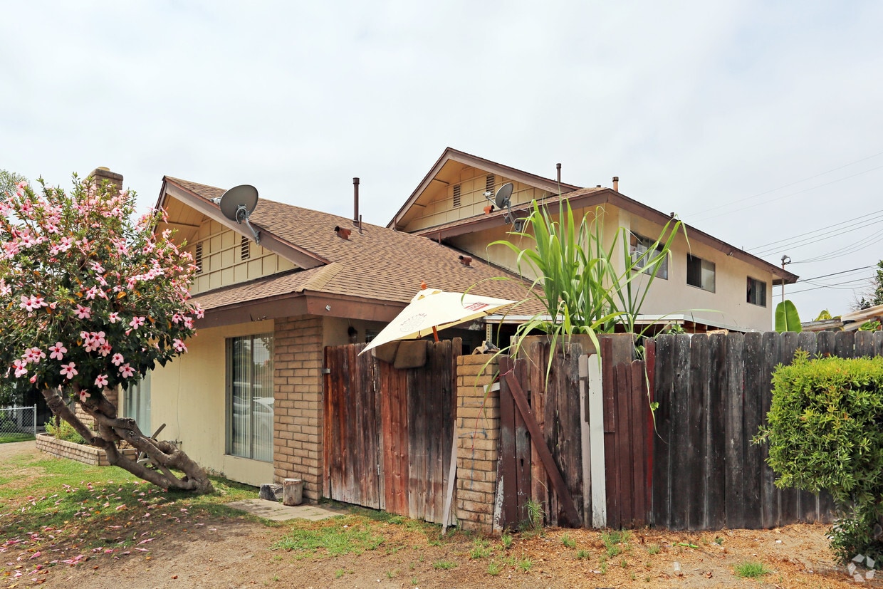 Building Photo - 13381 Palm St