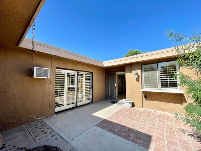 Foto del edificio - COMING SOON!  3 Bedroom 2 Bathroom Condo in Sunrise Country Club