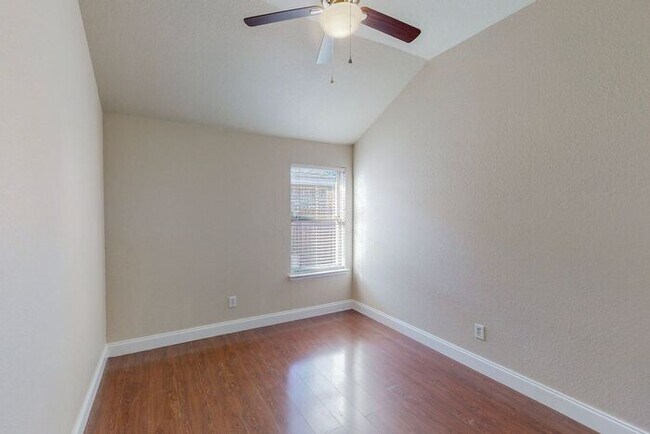 Building Photo - 3 bedrooms, 2 bath Brick Trail Lake Estate...