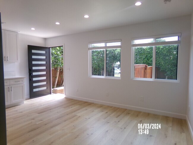 Foto del edificio - Stunning New Construction 2 Bedroom / 1 Ba...