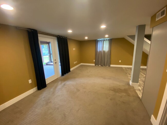 Building Photo - 615 Continental Dr