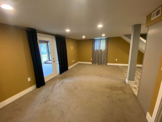 Building Photo - Renovated 1 Bedroom/ 1 Bath Basement Apart...