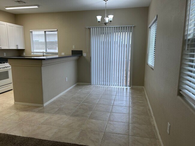 Foto del edificio - 2 story townhome in Mountains Edge