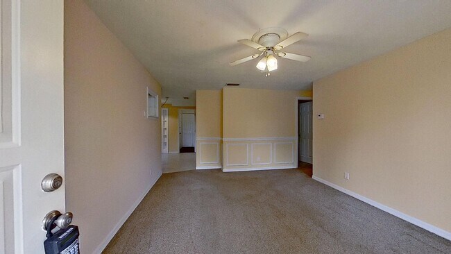 Building Photo - 4 Bedroom 1.5 Bathroom in Orange Park available early May!