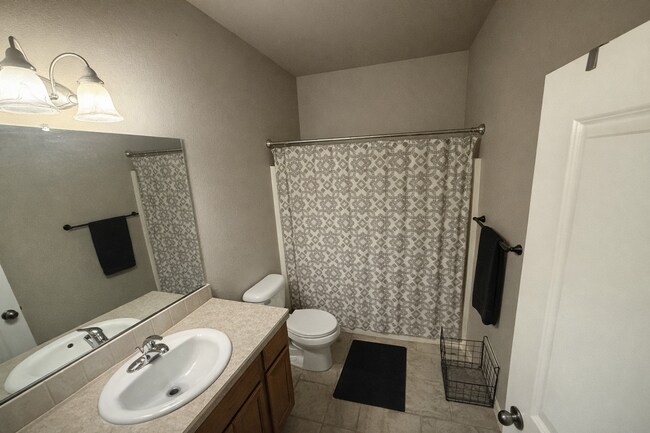 Foto del edificio - Charming 3-Bedroom Home in NE Bend, Oregon - PENDING APPLICATION