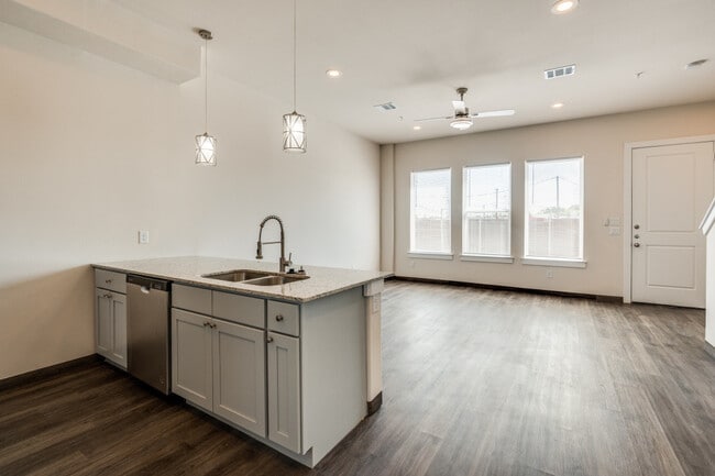 Foto del edificio - Oak Creek at University Place