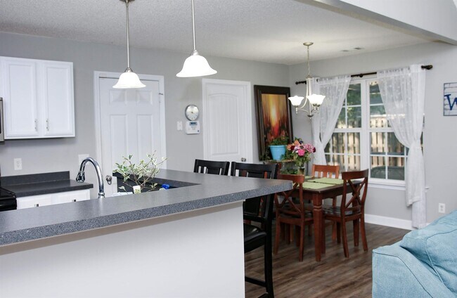 Foto del edificio - 80 Fellwood Dr