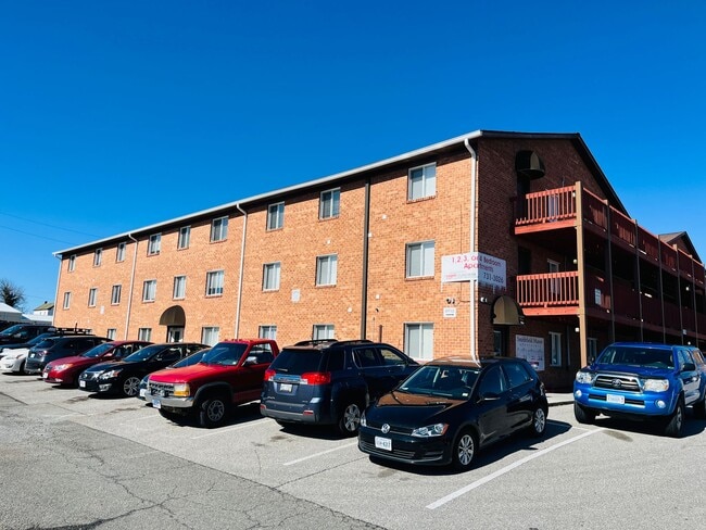 Building Photo - 2 Bedroom, 1 Bath Apartment