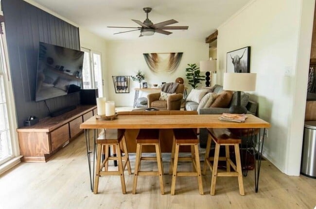 Foto del edificio - 728 S McCollum Dr