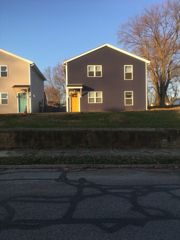 Primary Photo - 624 W Main St