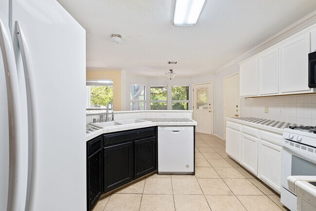 Foto del edificio - Charming Home in Prime Location with Green...