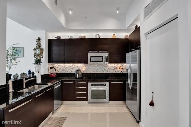 Building Photo - 2 br, 2 bath Condo - 3030 NE 188th St Apt 706