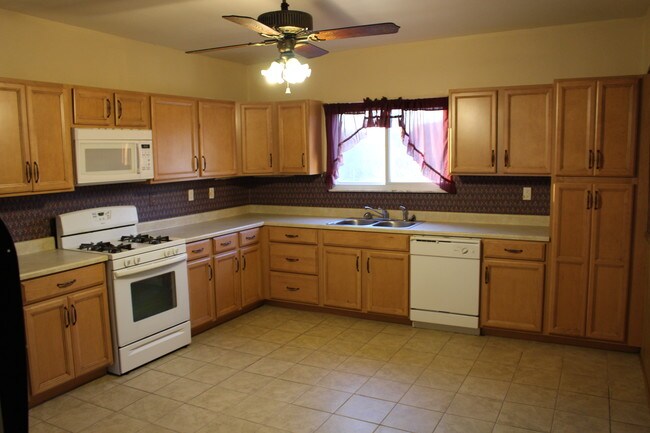 Building Photo - 2504 Cobden St