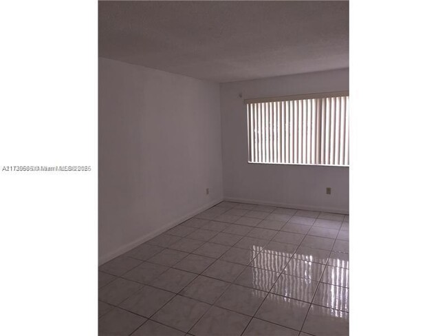 Foto del edificio - 14820 Naranja Lakes Blvd