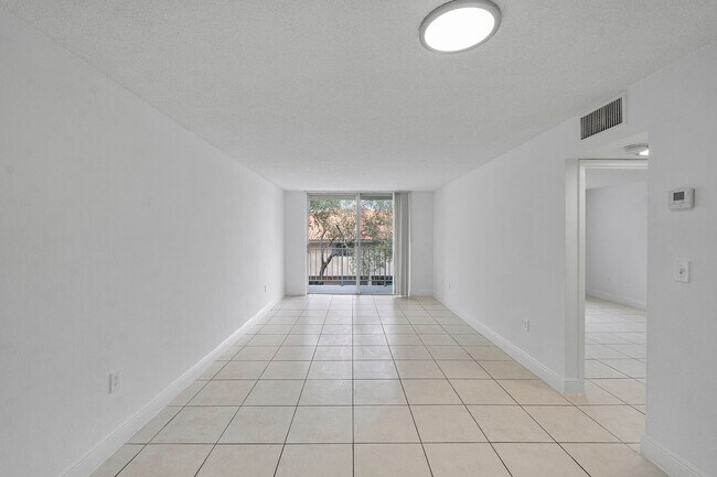 Foto del edificio - 1-Bedroom, 1.5-Bathroom Apartment in North Miami – Prime Location!