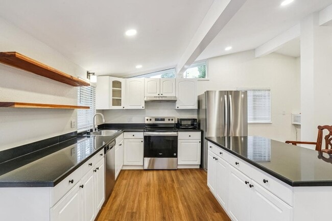 Building Photo - 6900 Thornhill Dr