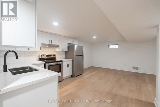 Building Photo - 75 Wright Crescent
