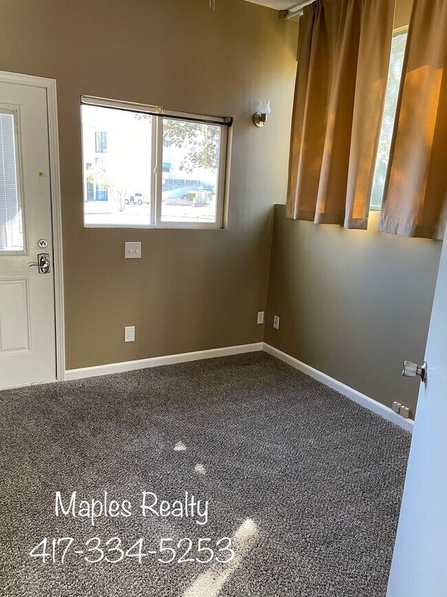Foto del edificio - 2 bed / 2 bath home CENTER OF TOWN - BRANS...