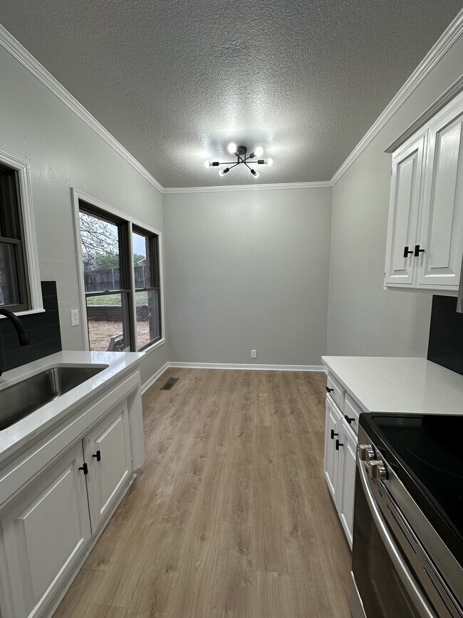 Building Photo - 2613 Silvertree