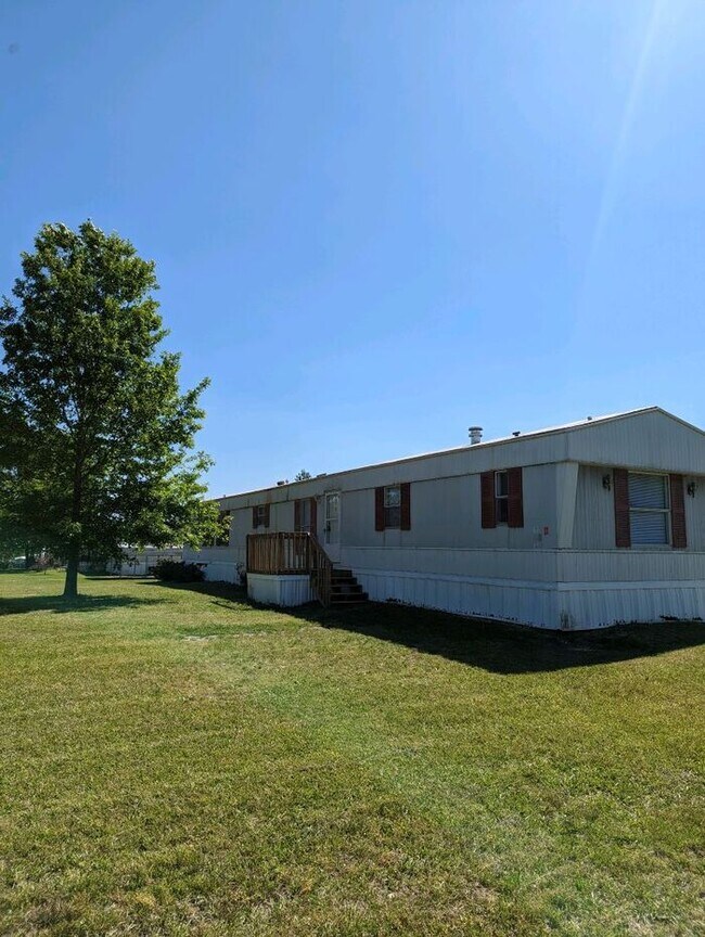 Building Photo - 3/2 Manufactured Home Open Floor plan, lar...