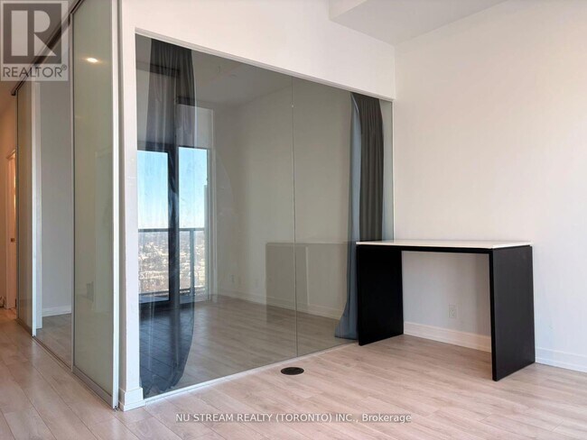 Photo du bâtiment - 33 Helendale Ave