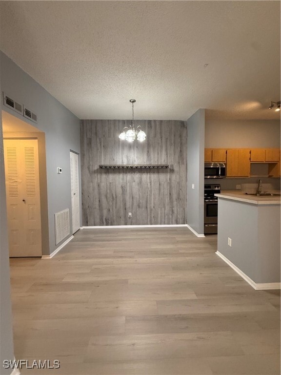 Foto del edificio - 6492 Royal Woods Dr