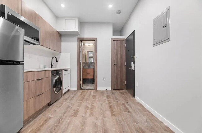 Building Photo - 437 W 46th St