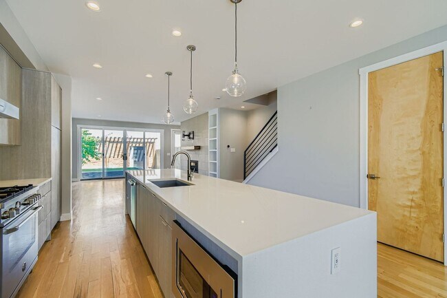 Foto del edificio - Beautiful, Modern 3 Bed/ 4 bath Home in Curtis Park! FIRST MONTHS RENT FREE!