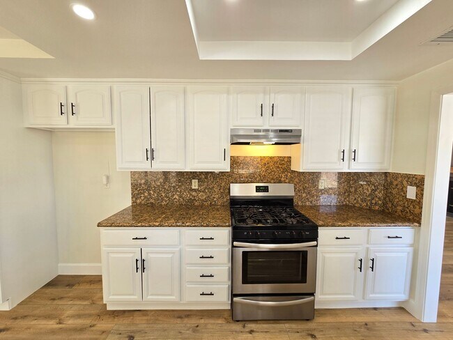 Foto del edificio - Spacious 4-Bedroom House for RENT/  Corner...