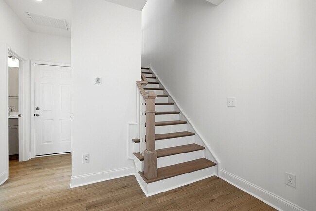 Foto del edificio - Stunning 3-story Brand New townhome!