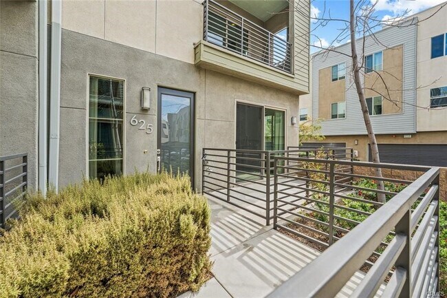 Building Photo - 625 Sawyer Pl