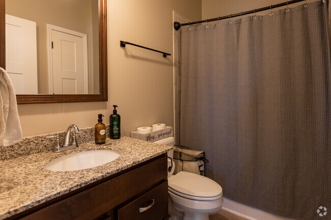 Baño - Residences at Oak View LLC