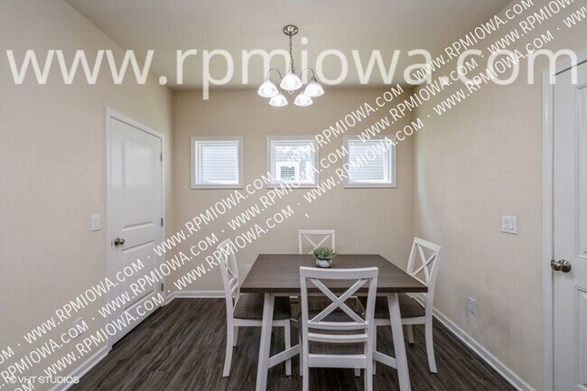 Building Photo - GREAT LOCATION!! 3 Bed, 2.5 Bath Townhome ...